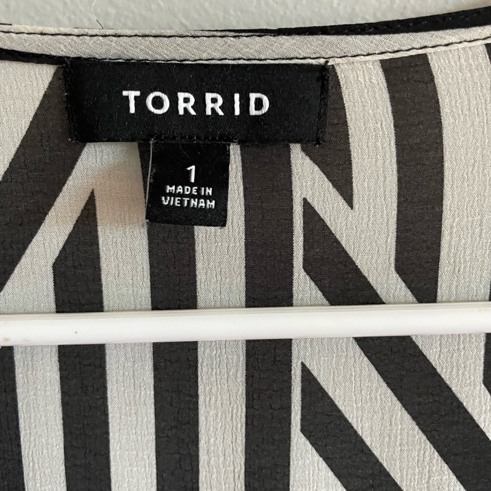 Torrid Monochrome Vertical Stripe Kimono - Picture 3 of 4
